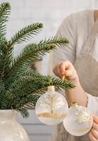moderne juledekoration med kugler